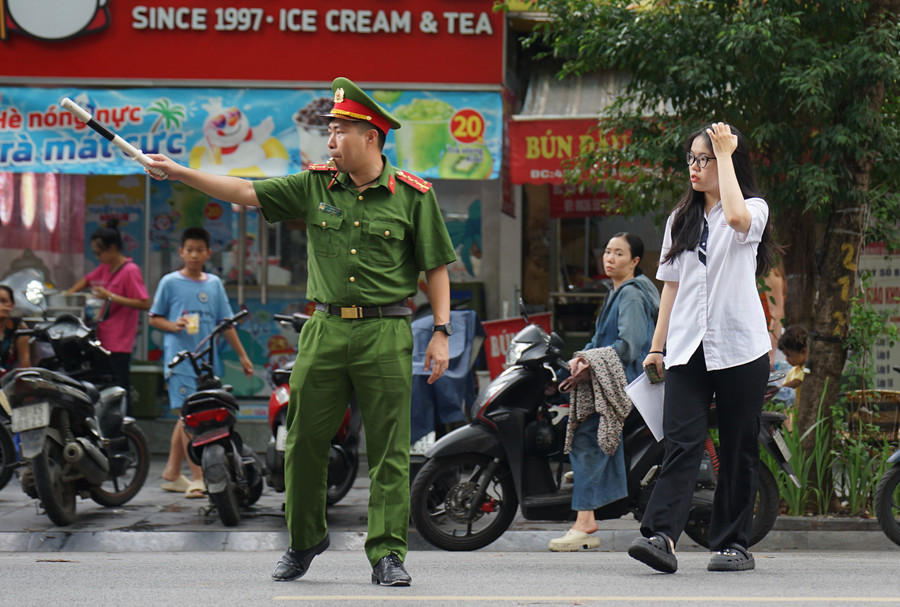 Lực lượng Công an liên tục túc trực làm nhiệm vụ tại các điểm thi. Lực lượng Công an liên tục túc trực làm nhiệm vụ tại các điểm thi.