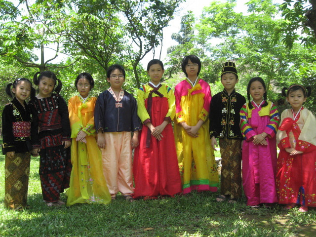 Mặc thử trang phục Hàn Quốc Mặc thử trang phục Hàn Quốc