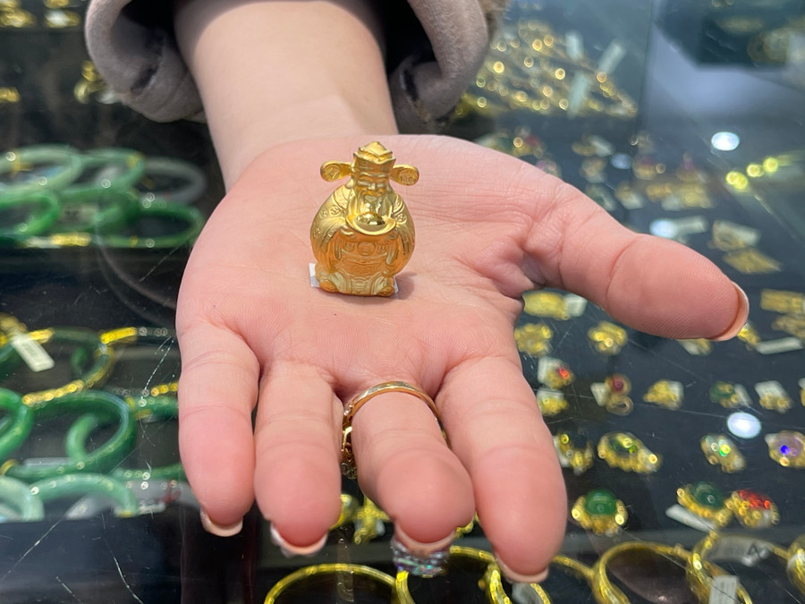 Bên cạnh các sản phẩm truyền thống, những sản phẩm mang hình tượng linh vật mèo, hồ ly, thần tài… thu hút được sự quan tâm lớn của người tiêu dùng.