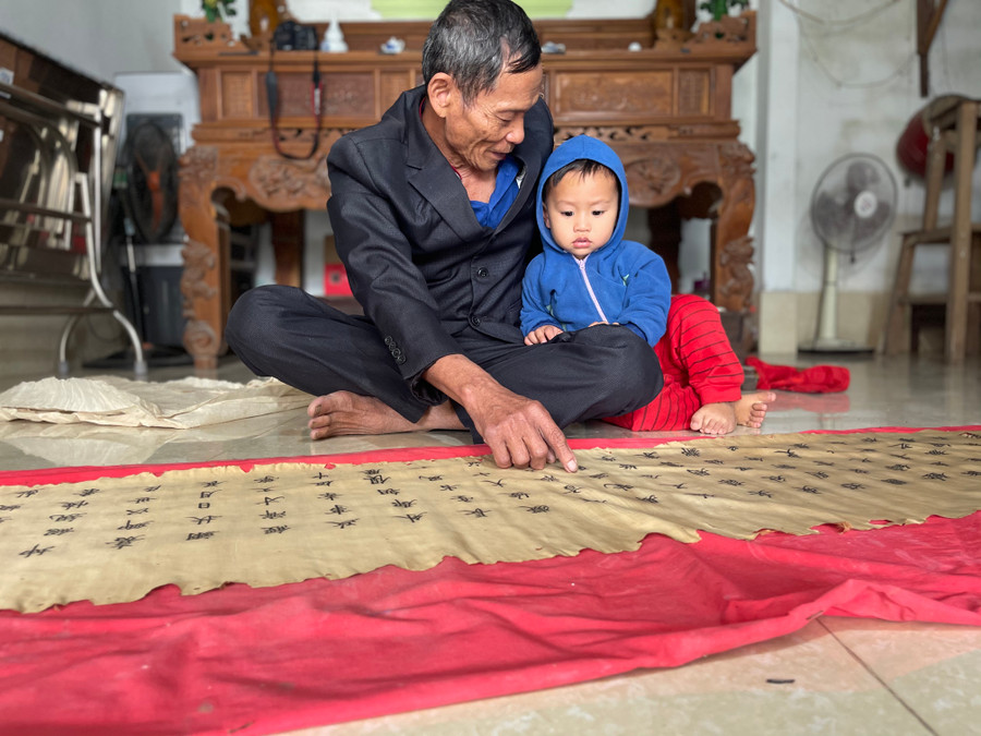 Ngoài việc bảo quản gìn giữ, hàng năm con cháu dòng họ Nguyễn Văn đều tổ chức lễ rước sắc phong vào ngày14 tháng Giêng. “Với chúng tôi, đó là cách để thể hiện tấm lòng thành kính, ghi ơn với bậc tiền hiền có công khai khẩn nên làng. Qua đó cũng giáo dục con trẻ về truyền thống văn hóa của dân tộc và dòng họ”, ông Tân cho hay.