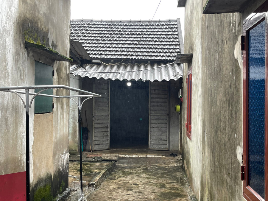 Lối vào ngôi nhà của mẹ con chị Trần Thị Thanh. Lối vào ngôi nhà của mẹ con chị Trần Thị Thanh.