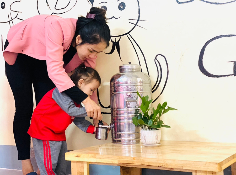 ... cho trẻ uống nước ấm phòng tránh rét cho trẻ mầm non trở lại trường sau Tết Nguyên đán.