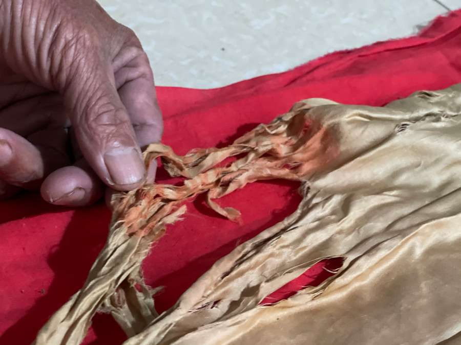 Phần ghi niên hiệu do nằm ở cuối của khổ vải đã bị sổ nên chỉ còn lại 1/2 phần ấn dấu triện màu đỏ của nhà vua.