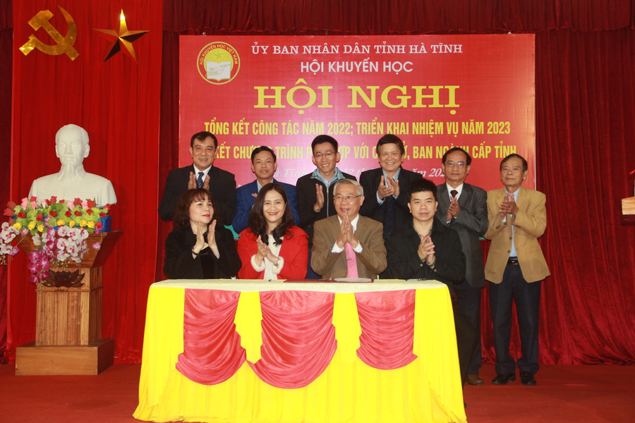 Hội Khuyến học Hà Tĩnh ký kết chương trình hoạt động với các sở, ngành. Hội Khuyến học Hà Tĩnh ký kết chương trình hoạt động với các sở, ngành.