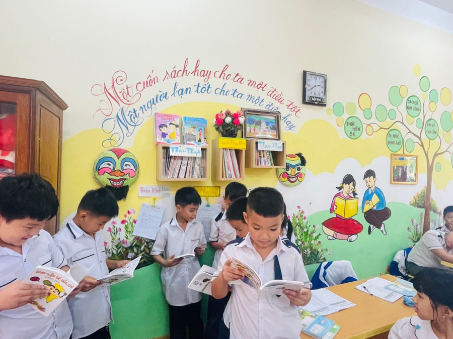 Tỷ lệ học sinh đến trường ở các bậc tiểu học, THCS và THPT đạt trên 95%.