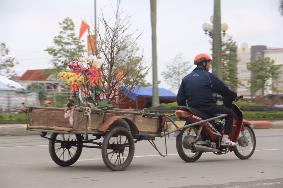 Nhiều shipper phải bù tiền nếu quá trình vận chuyển bị đổ vỡ hoặc hư hỏng. (Ảnh: Phương Hồ).