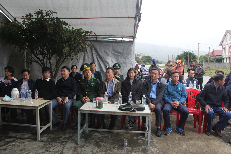 Các đại biểu tham dự lễ khởi công xây dựng nhà nhân ái cho chị Nguyễn Thị Tuyết tại xã Kỳ Nam, thị xã Kỳ Anh (Hà Tĩnh). Các đại biểu tham dự lễ khởi công xây dựng nhà nhân ái cho chị Nguyễn Thị Tuyết tại xã Kỳ Nam, thị xã Kỳ Anh (Hà Tĩnh).