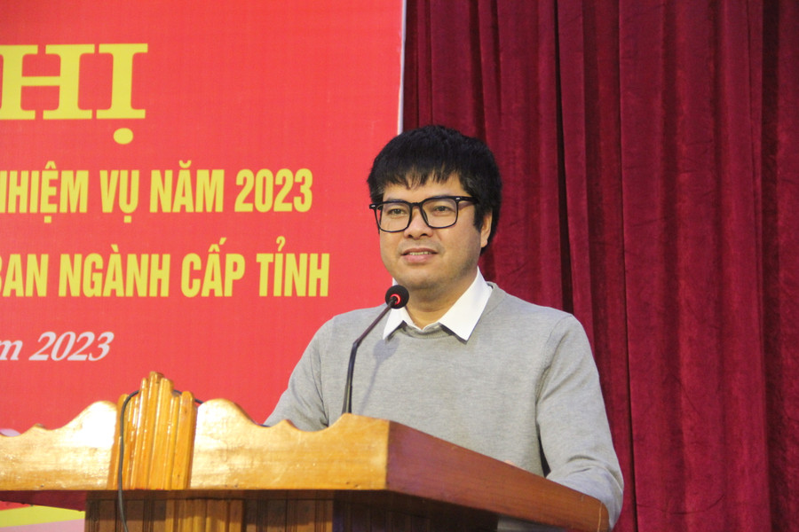 Ông Nguyễn Văn Dũng - Trưởng đại diện báo GD&TĐ khu vực Miền Trung - Tây Nguyên chia sẻ một số sáng kiến xây dựng nguồn quỹ khuyến học tại các cấp hội. Ông Nguyễn Văn Dũng - Trưởng đại diện báo GD&TĐ khu vực Miền Trung - Tây Nguyên chia sẻ một số sáng kiến xây dựng nguồn quỹ khuyến học tại các cấp hội.