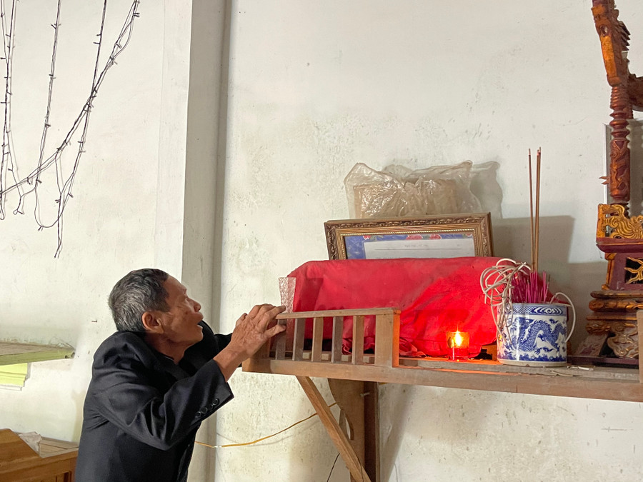 Sau khi kính cẩn dâng nén tâm nhang xin phép các chư vị tổ tiên, ông Tân cẩn thận bê xuống chiếc hộp lớn được đặt trên bàn thờ. Quá trình này, ông Tân luôn phải để hộp nâng cao ngang đầu, nhằm thể hiện sự trân trọng.