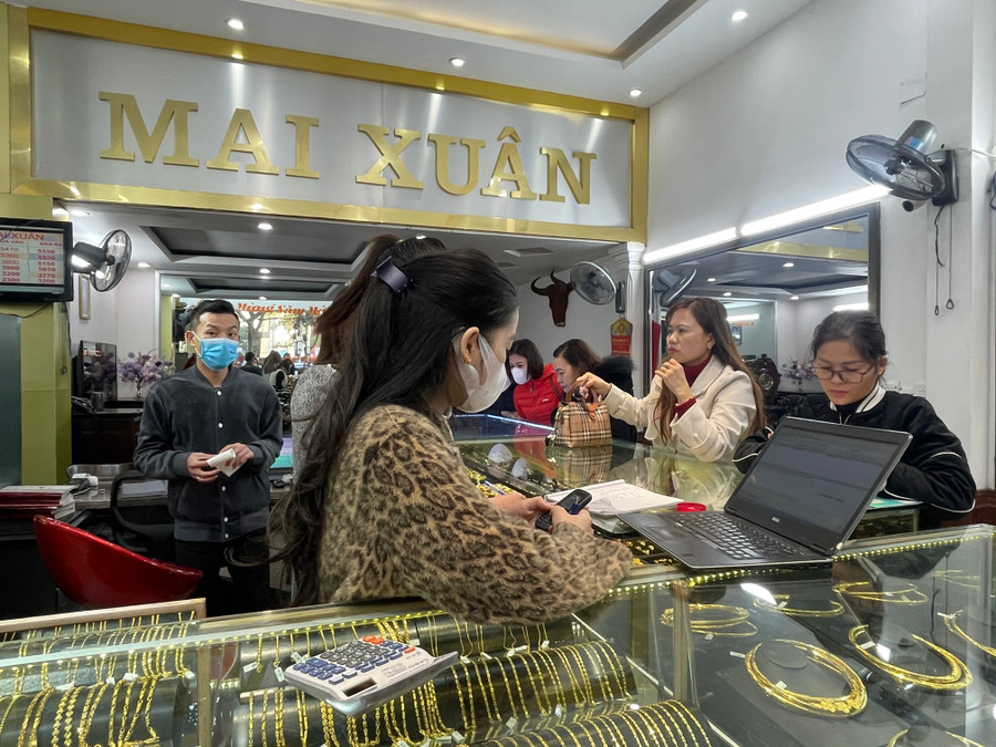 Cũng theo chị Huyền, tâm lý người mua năm nay “hái lộc” khá sớm, từ mùng 8, mùng 9 khách đã đi mua sắm. Không chỉ đến trực tiếp tại cửa hàng mà khách hàng đã thay đổi phương thức bằng cách mua sắm online, đặt hàng sẵn tại nhà, sau đó mới ra cửa hàng để nhận sản phẩm.