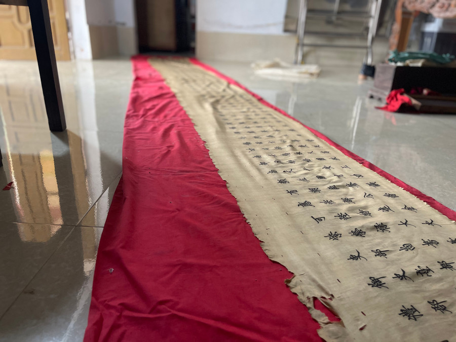 Không hoa văn, dù niên hiệu đã bị rách, nhưng với nét chữ Hán thanh mảnh nổi bật trên màu vàng óng của lụa gấm khiến sắc phong trở nên linh thiêng, huyền bí. Nhiều chuyên gia khi xem sắc phong cũng rất ngỡ ngàng vì hầu như nội dung vẫn được giữ y nguyên.