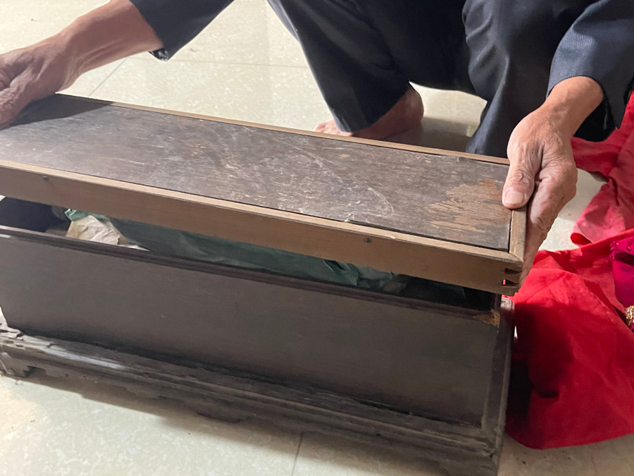 Sắc phong được cất giữ trong chiếc hộp bằng gỗ lim có tuổi đời cũng gần 400 năm. Ông Tân cho biết, trải qua hàng trăm năm con cháu dòng họ Nguyễn Văn không dám mở ra xem để tránh "mắc tội" như cha ông di huấn.