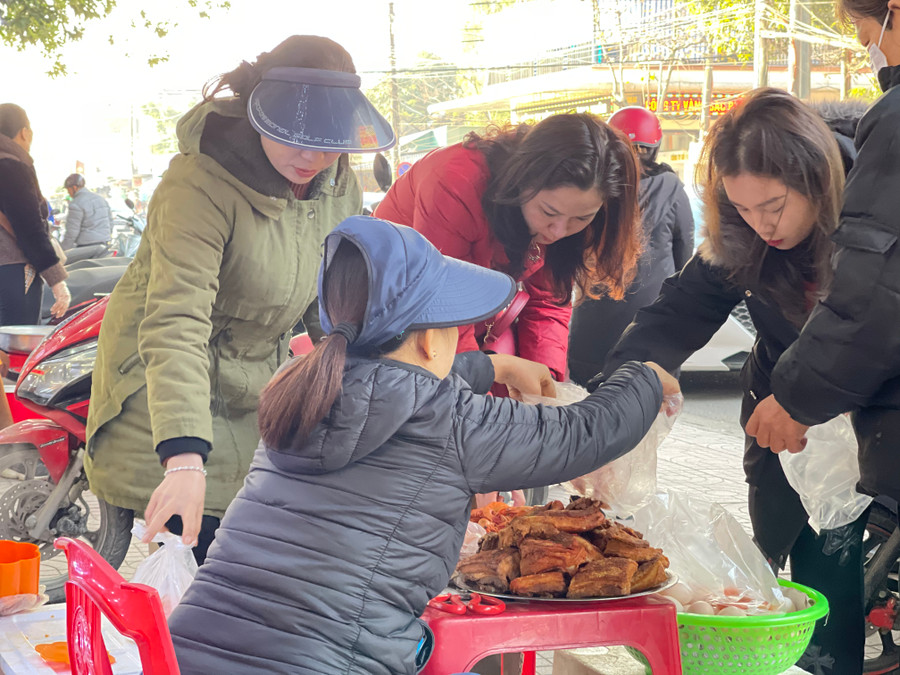 "Bên cạnh việc mua vàng cầu may, là dân buôn bán, tôi cũng thường sắm sửa lễ vật cúng thần Tài để việc làm ăn buôn bán được thuận lợi', chị Nguyễn Thị Phượng (phường Nguyễn Du, TP Hà Tĩnh) chia sẻ.