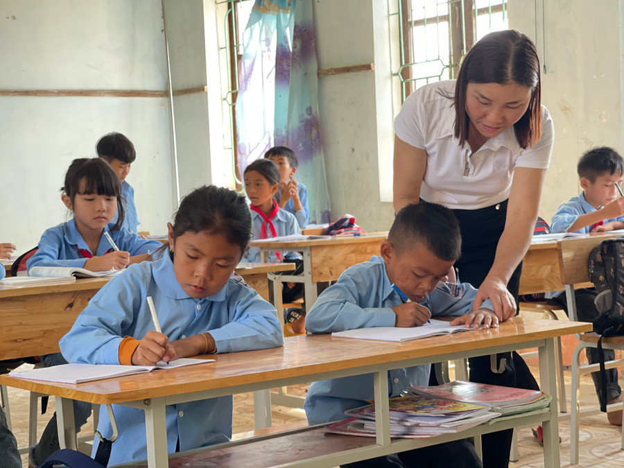 Việc dạy phụ đạo cho học sinh người Chứt gặp khó do nhà trường không đủ GV để bố trí. Việc dạy phụ đạo cho học sinh người Chứt gặp khó do nhà trường không đủ GV để bố trí.