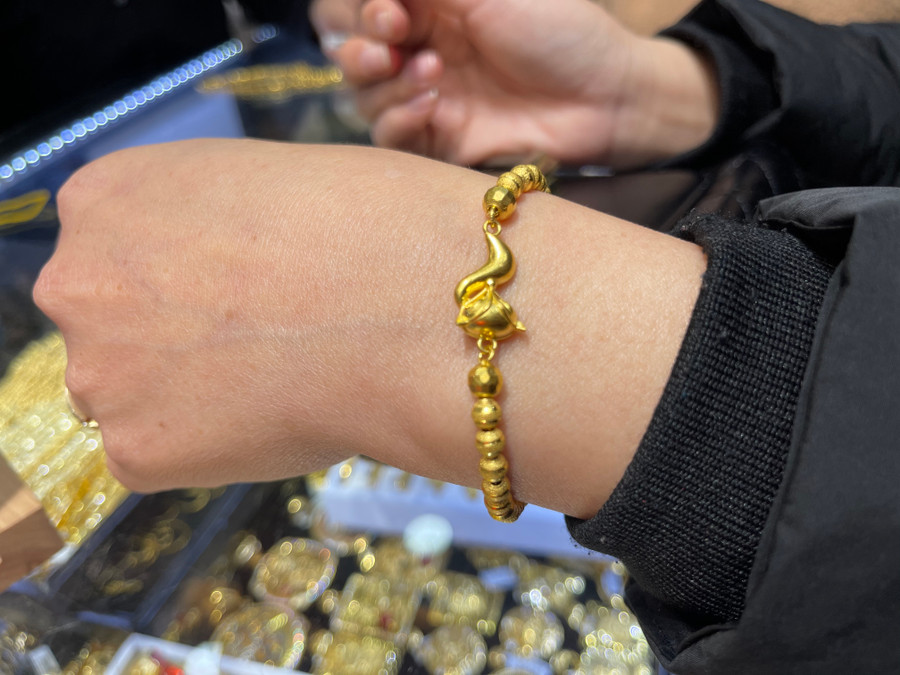 “Để có thêm nhiều lựa chọn cho khách hàng, chúng tôi đã đặt hơn 300 sản phẩm tượng vàng thần tài, tượng mèo thần tài… nhưng hiện nay đã &apos;cháy&apos; hàng dù giá thành cao hơn 100-150 ngàn/chỉ do chi phí gia công&quot;, chị Diệu Huyền cho hay.