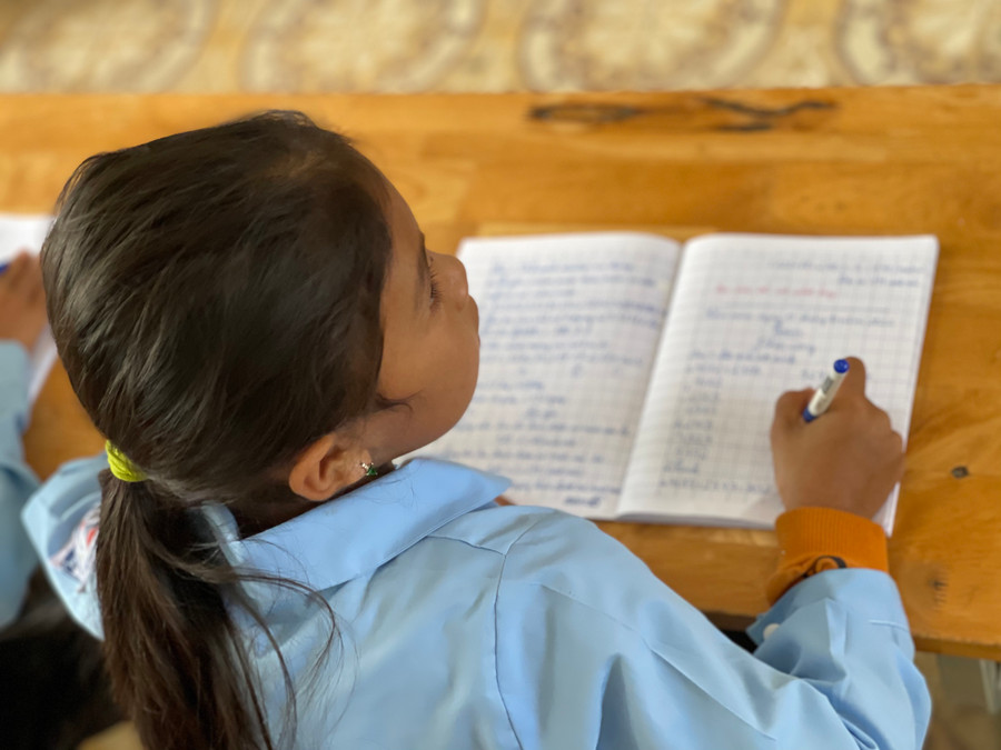 Em Hồ Thị Kiều Loan (HS lớp 4A1 - người dân tộc Chứt) Trường Tiểu học Hương Liên. Em Hồ Thị Kiều Loan (HS lớp 4A1 - người dân tộc Chứt) Trường Tiểu học Hương Liên.