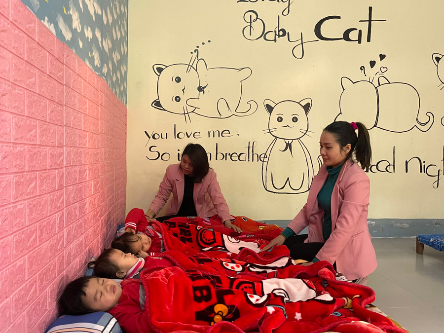 GV trường Mầm non Bắc Hà che chắn phòng ngủ...