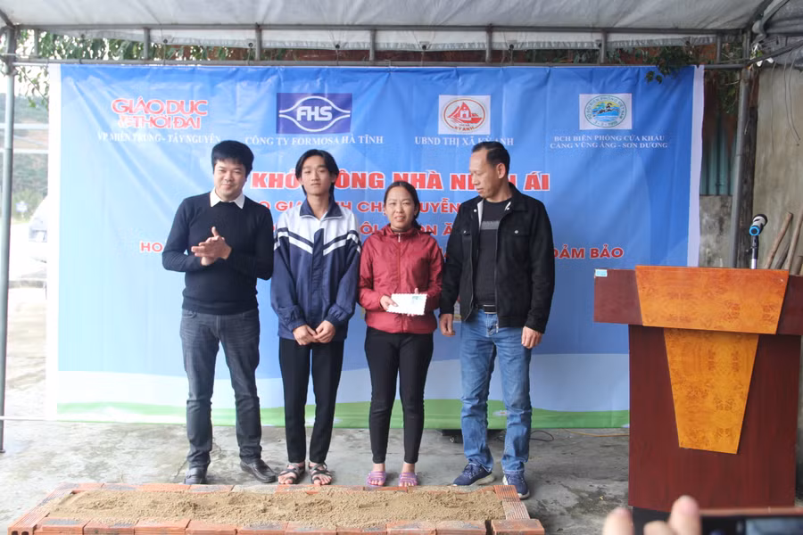 Công ty TNHH Nguyễn Trinh trao tiền hỗ trợ gia đình chị Tuyết tại lễ khởi công.