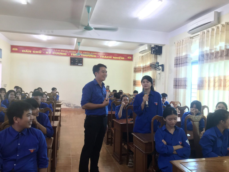 Tư vấn hướng nghiệp tại Trường THPT Nguyễn Đình Liễn.