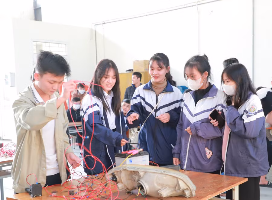 Học sinh Trường THPT Cù Huy Cận tham quan trải nghiệm tại trường nghề.