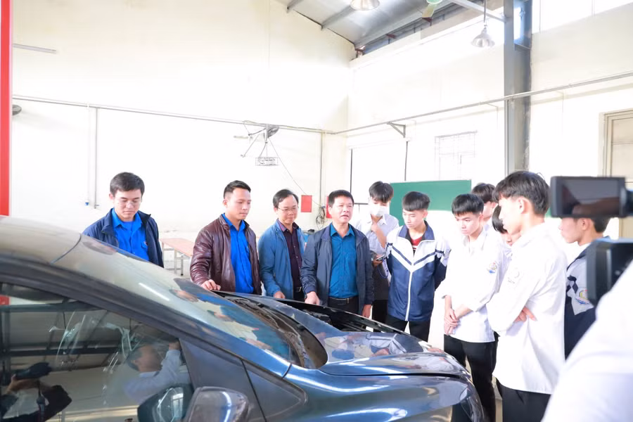 Học sinh Trường THPT Cù Huy Cận tham quan trải nghiệm tại trường nghề.