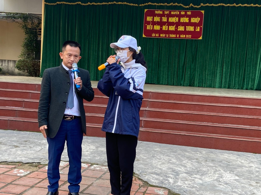 Diễn giả trao đổi, giải đáp thắc mắc chọn nghề cho học sinh Trường THPT Nguyễn Văn Trỗi.