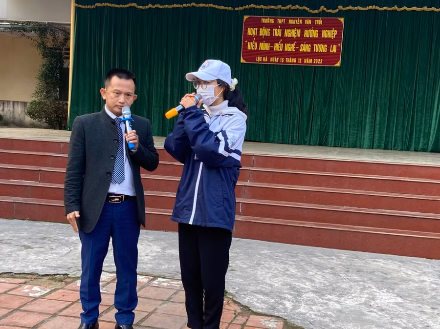 Diễn giả trao đổi, giải đáp thắc mắc chọn nghề cho học sinh Trường THPT Nguyễn Văn Trỗi.