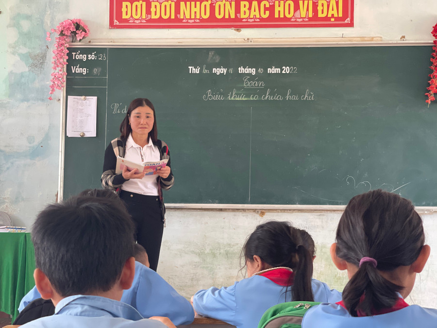 Từ năm học 2022-2023, 22 học sinh người Chứt tại Trường Tiểu học Hương Liên chuyển sang hình thức học hòa nhập. Từ năm học 2022-2023, 22 học sinh người Chứt tại Trường Tiểu học Hương Liên chuyển sang hình thức học hòa nhập.