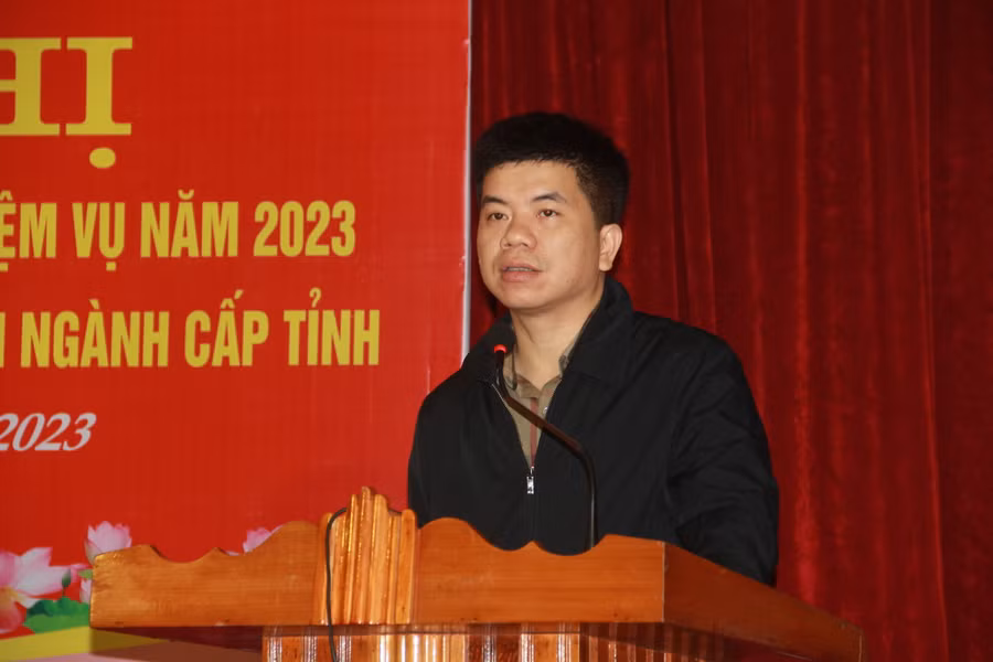 Ông Nguyễn Hồng Cường, Phó Giám đốc Sở GD&amp;ĐT Hà Tĩnh trao đổi về công tác phối hợp giữa đơn vị và Hội Khuyến học tỉnh về đẩy mạnh công tác xây dựng xã hội học tập, tuần lễ học tập suốt đời.