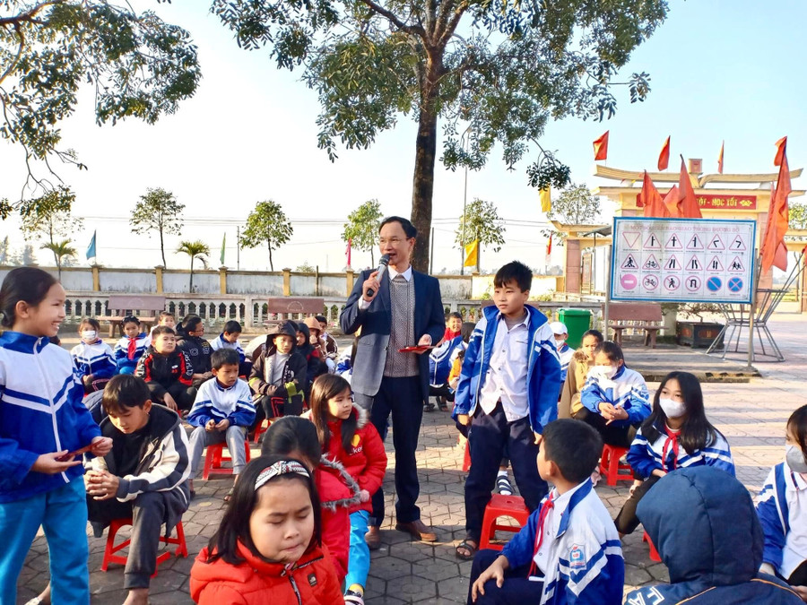 Trường Tiểu học Cẩm Bình ôn lại kiến thức cũ cho học sinh bằng hoạt động đố vui có thưởng.