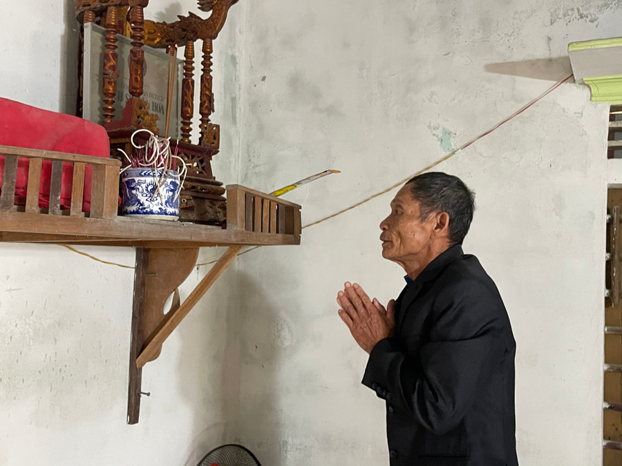 Trong đó, đạo sắc phong bằng gấm được các chuyên gia đánh giá là dài nhất Việt Nam đang bảo quản ngay tại ban thờ gia đình ông Tân. Sau nhiều lần thuyết phục, ông Tân mới đồng ý để chúng tôi được mục sở thị báu vật gần 400 năm của dòng họ Nguyễn Văn.