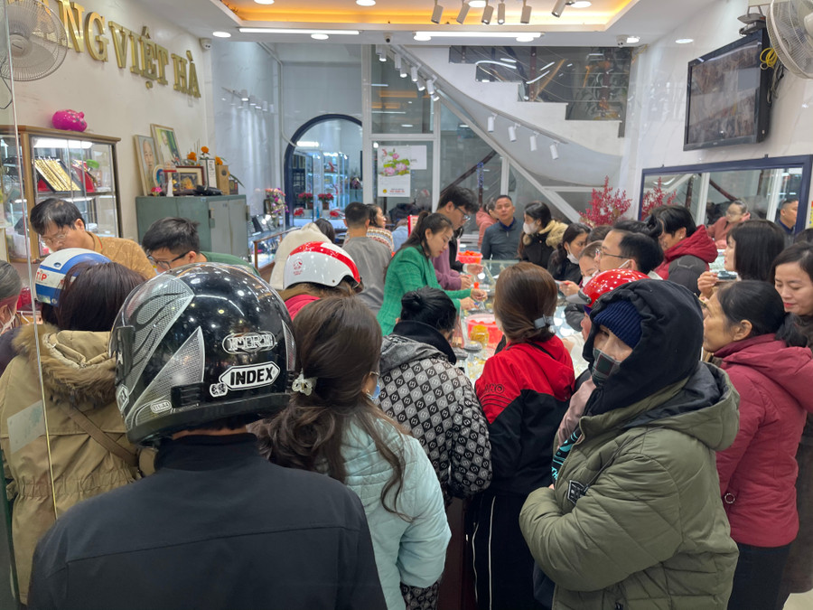 Càng về sáng thời tiết càng tốt càng giúp cho việc người dân đi mua vàng thuận lợi hơn. Đến gần 9h, “phố vàng&quot; Nguyễn Công Trứ đã ken cứng người đến giao dịch.