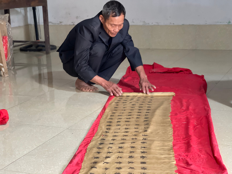 Dù đã nhiều lần mở sắc phong cho các nhà nghiên cứu tham quan, nhưng mỗi lần mở ra ông Tân vẫn rất hồi hộp vì sợ chỉ một sơ sót nhỏ cũng hư hỏng báu vật dòng họ. Sau gần 10 phút, ông Tân mới trải được hết tấm đạo sắc phong gấm dài nhất Việt Nam.