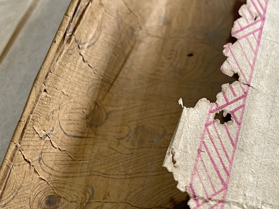 Năm 2009, nhóm nghiên cứu thuộc Phòng Di sản Sở Văn hóa - Thể thao và Du lịch Hà Tĩnh và Bảo tàng Hà Tĩnh nhận định, đây là sắc phong bằng gấm dài nhất Việt Nam. Mặc dù phần ghi niên hiệu của đạo sắc nằm ở cuối khổ vải đã bị rách, chỉ còn nửa phần ấn dấu của nhà vua nhưng các nhà nghiên cứu xác định đạo sắc này có niên hiệu Hoằng Định năm thứ 11, triều vua Lê Kính Tông.