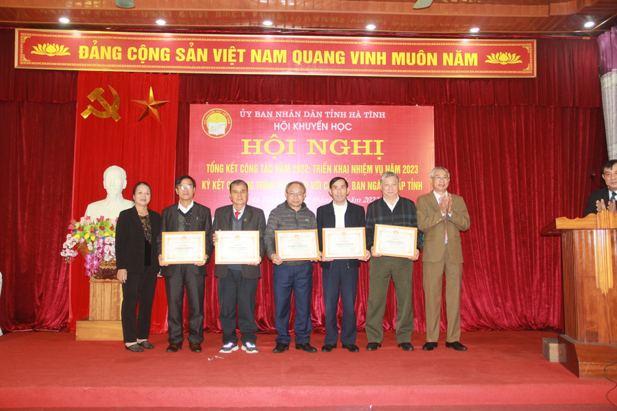 Lãnh đạo Hội Khuyến học tỉnh trao giấy khen cho 5 tập thể. Lãnh đạo Hội Khuyến học tỉnh trao giấy khen cho 5 tập thể.