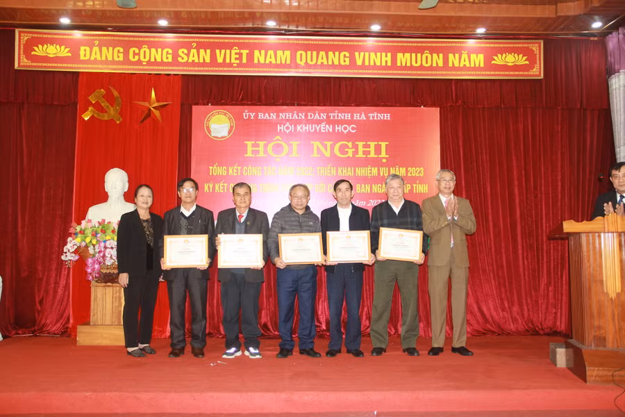 Lãnh đạo Hội Khuyến học tỉnh trao giấy khen cho 5 tập thể.