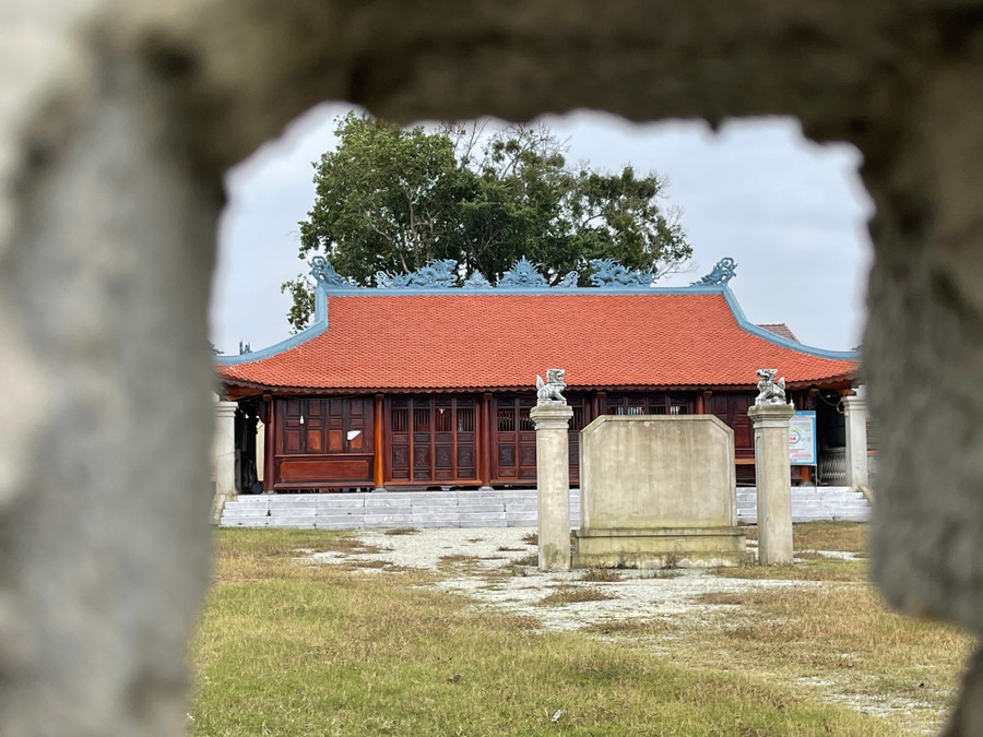 Ngoài đạo sắc phong gấm trên, dòng họ Nguyễn Văn hiện đang lưu giữ 27 sắc phong vua ban suốt hơn 4 thế kỷ. Tất cả sắc phong đều được vua Lê phong tặng cho đại thần Nguyễn Văn Giai - người từng làm tể tướng 3 triều vua Lê (Lê Mục Tông, Lê Thế Tông và Lê Kính Tông), là bậc khai quốc công thần nổi tiếng chính trực, có công bình định nhà Mạc.