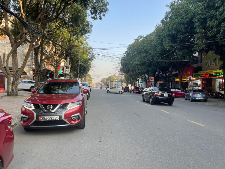 Tuy nhiên, ghi nhận của PV báo GD&TĐ, năm nay người dân không đổ xô mua hàng sớm như những năm trước. Dù đã 8h nhưng lượng khách vào giao dịch vắng vẻ hơn.