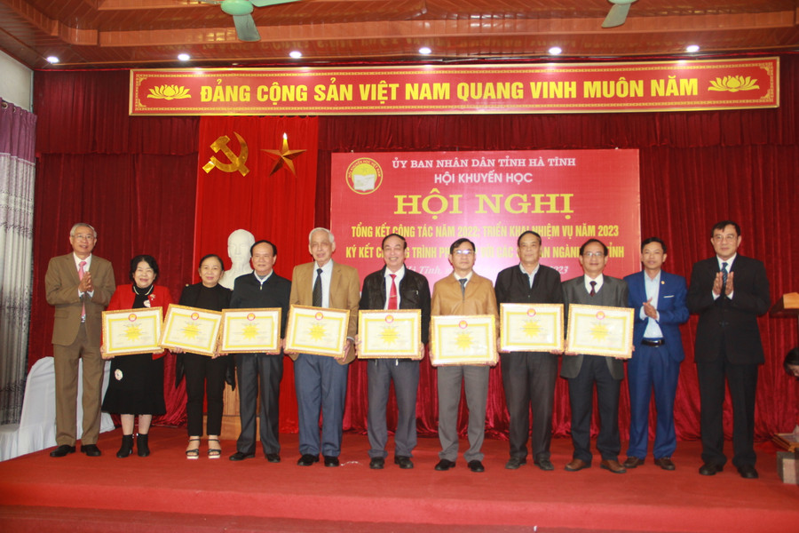 Đại diện Ban Tuyên giáo Tỉnh ủy Hà Tĩnh, Hội Khuyến học Hà Tĩnh trao bằng khen Trung ương Hội Khuyến học Việt Nam cho các tập thể, cá nhân xuất sắc. Đại diện Ban Tuyên giáo Tỉnh ủy Hà Tĩnh, Hội Khuyến học Hà Tĩnh trao bằng khen Trung ương Hội Khuyến học Việt Nam cho các tập thể, cá nhân xuất sắc.