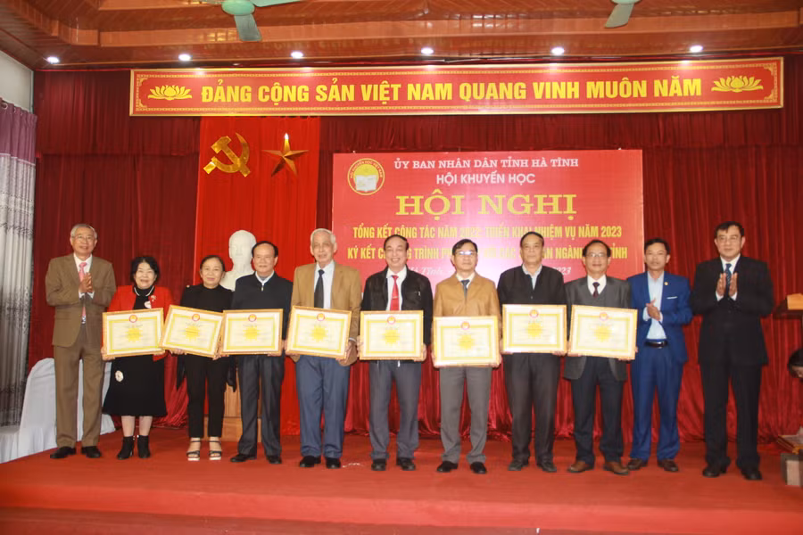 Đại diện Ban Tuyên giáo Tỉnh ủy Hà Tĩnh, Hội Khuyến học Hà Tĩnh trao bằng khen Trung ương Hội Khuyến học Việt Nam cho các tập thể, cá nhân xuất sắc.
