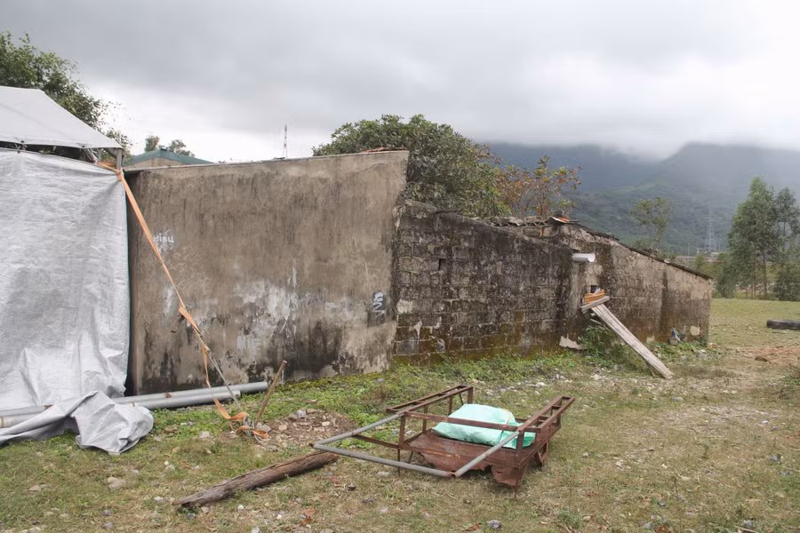 Một phần ngôi nhà chắp vá của gia đình chị Nguyễn Thị Tuyết.