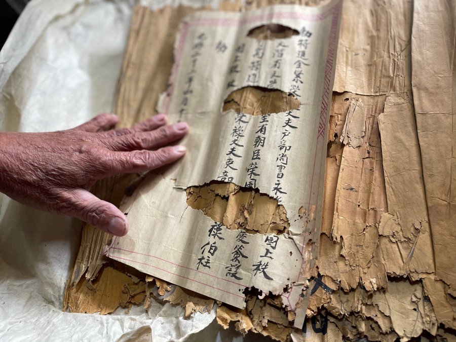 Một số nội dung sắc phong đã bị hư hỏng theo thời gian.