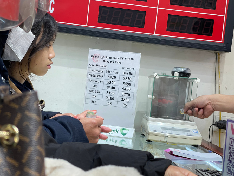 Hiện nay, giá vàng 9999 được niêm yết tại các cửa tiệm từ 5.520.000 – 5.550.000 đồng/chỉ bán ra và 5.310.000 - 5.360.000 đồng/chỉ mua vào. Mức giá này cao hơn với giá trong năm 2022 nhưng có phần “hạ nhiệt” so với một vài ngày sau Tết.