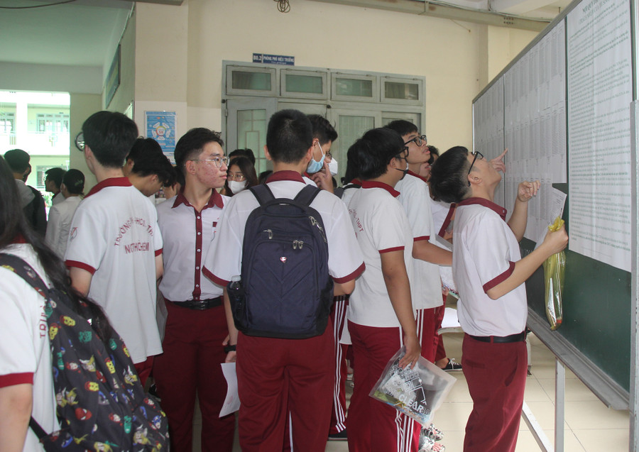 Học sinh tại điểm thi Trường THCS Võ Trường Toản đến làm thủ tục dự thi chiều 27/6 từ rất sớm.