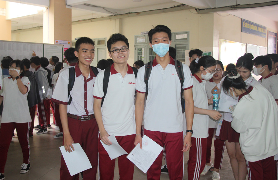 Các thí sinh đến điểm thi Trường THCS Trần Quốc Toản từ rất sớm. Các thí sinh đến điểm thi Trường THCS Trần Quốc Toản từ rất sớm.