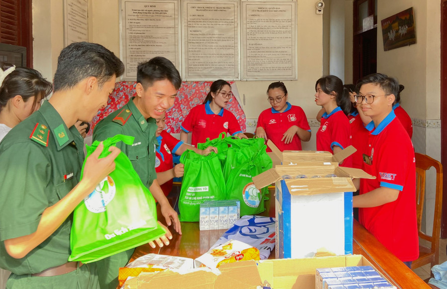 Cán bộ, chiến sĩ Biên phòng và các tình nguyện viên sắp xếp các phần quà để động viên thí sinh.