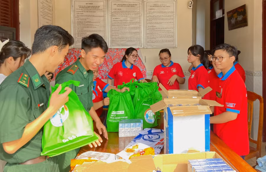 Cán bộ, chiến sĩ Biên phòng và các tình nguyện viên sắp xếp các phần quà để động viên thí sinh.