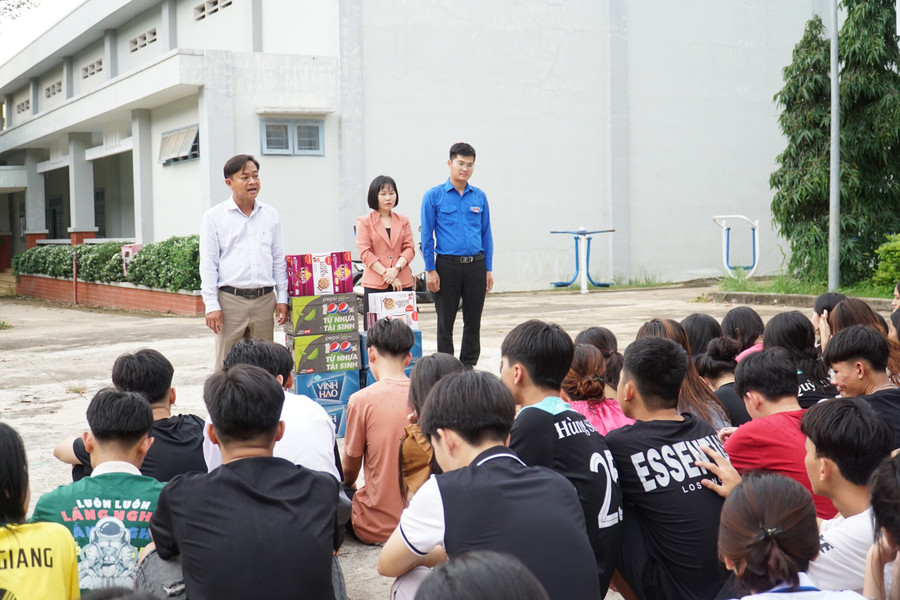 Huyện uỷ Tân Phú, Ban Dân vận huyện uỷ và Huyện đoàn Tân Phú đã tới thăm hỏi, tặng quà và động viên các em học sinh cố gắng bình tĩnh, làm tốt bài thi trong những ngày thi sắp tới.