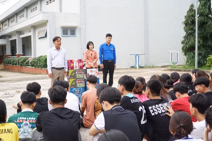 Huyện uỷ Tân Phú, Ban Dân vận huyện uỷ và Huyện đoàn Tân Phú đã tới thăm hỏi, tặng quà và động viên các em học sinh cố gắng bình tĩnh, làm tốt bài thi trong những ngày thi sắp tới.