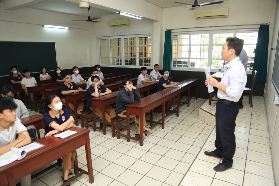 Thí sinh Đồng Nai trong buổi làm thủ tục dự thi chiều 27/6.